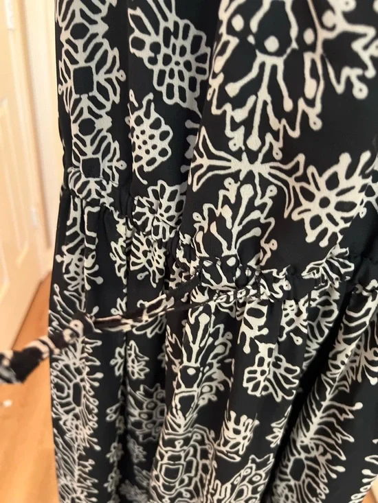 Liz Lange Maternity Black & White Floral Halter Maxi Dress - Picture 6 of 8